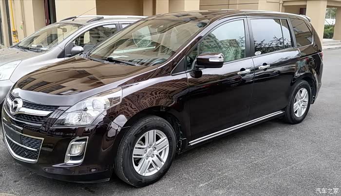 马自达8,空间蛮大的,样子也不错啊!