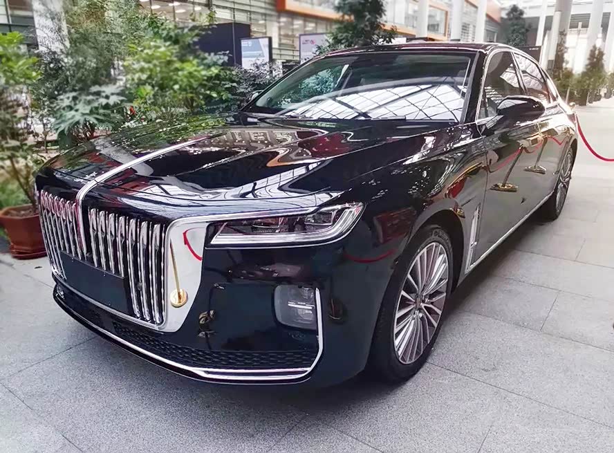 纯黑色外观的红旗h9实车现身,感觉要比双色版更显霸气