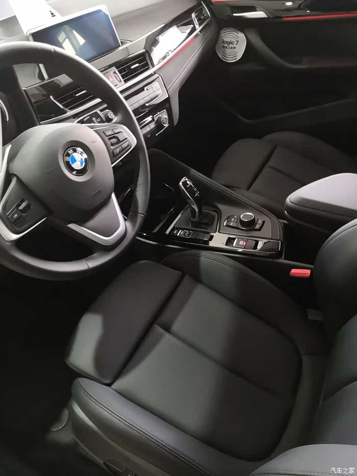 前排座椅很舒服,包裹性强,有腿部支撑.