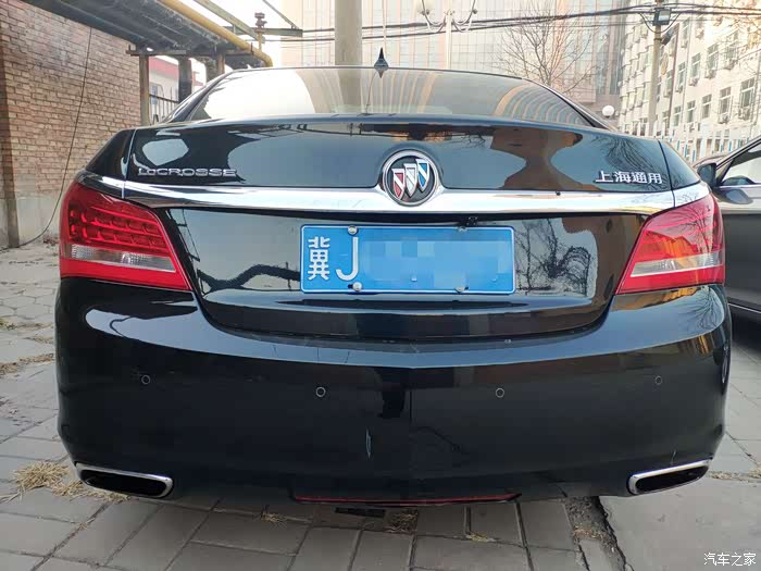 尾部更是帅气十足,横置金属装饰条拉宽视野,君越的英文散发着一种豪华