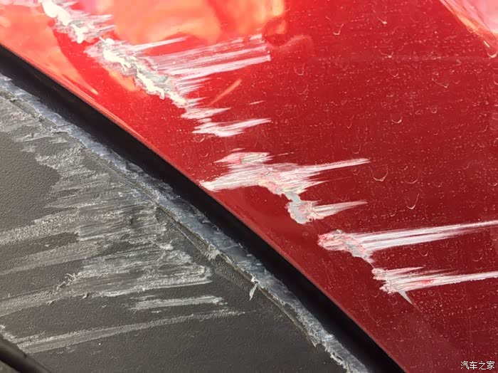 奕泽红后右侧门子一块划痕大家给看一下得多少钱维修费