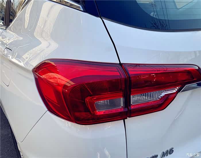 尾部设计简洁,尾灯造型凸显立体感.