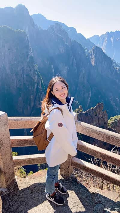 背着心爱的小书包,下山的小姑娘