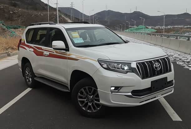 19款霸道外观变化并不大,依然是五幅式进直瀑进气格栅设计