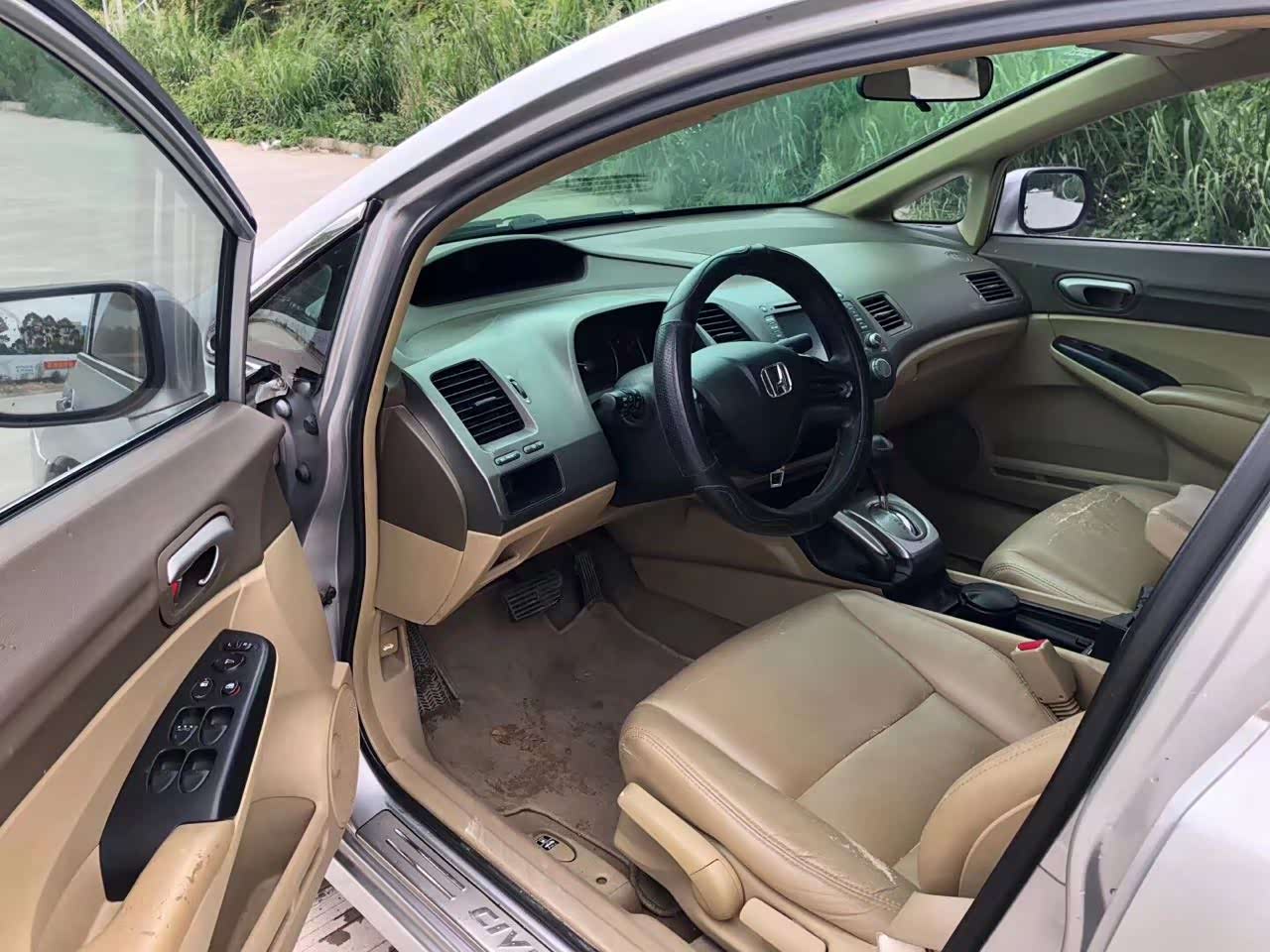 老款的本田思域内饰有点个性就是外形一般般