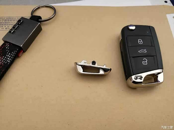 买车应该都拿到两个r标钥匙座吧?
