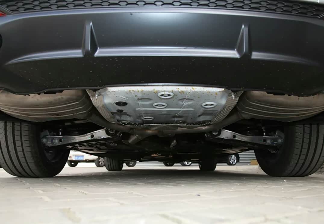 奥迪a4l的底盘扎实,悬挂稳定