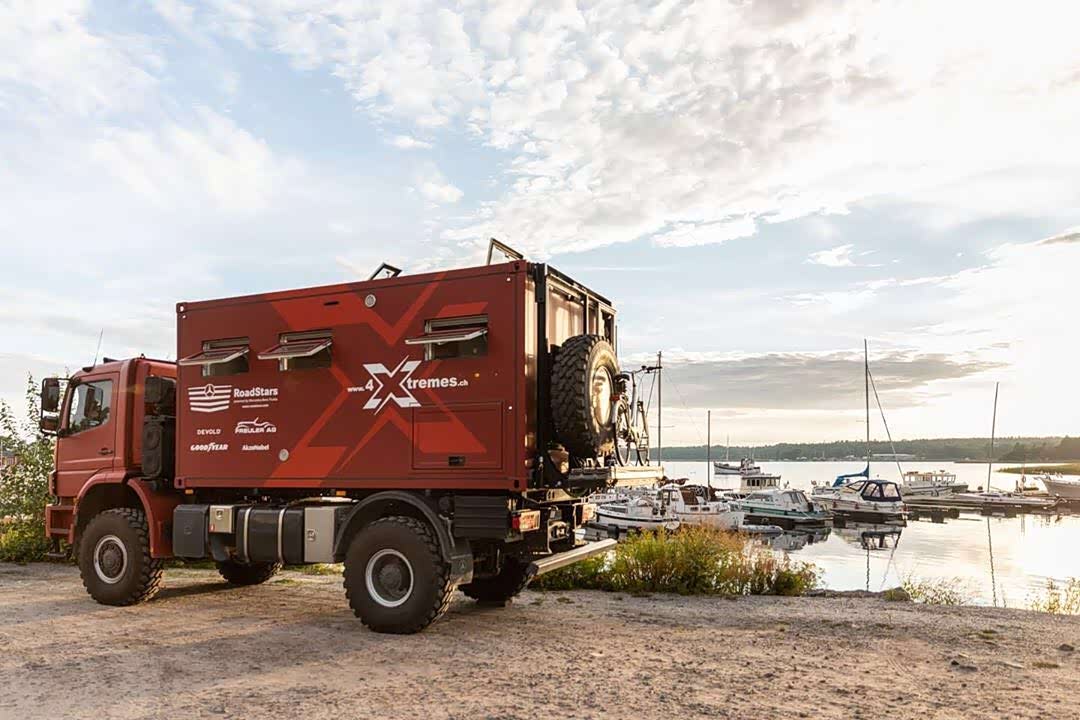 奔驰acros越野卡车改装而成的房车,这红色涂装带劲