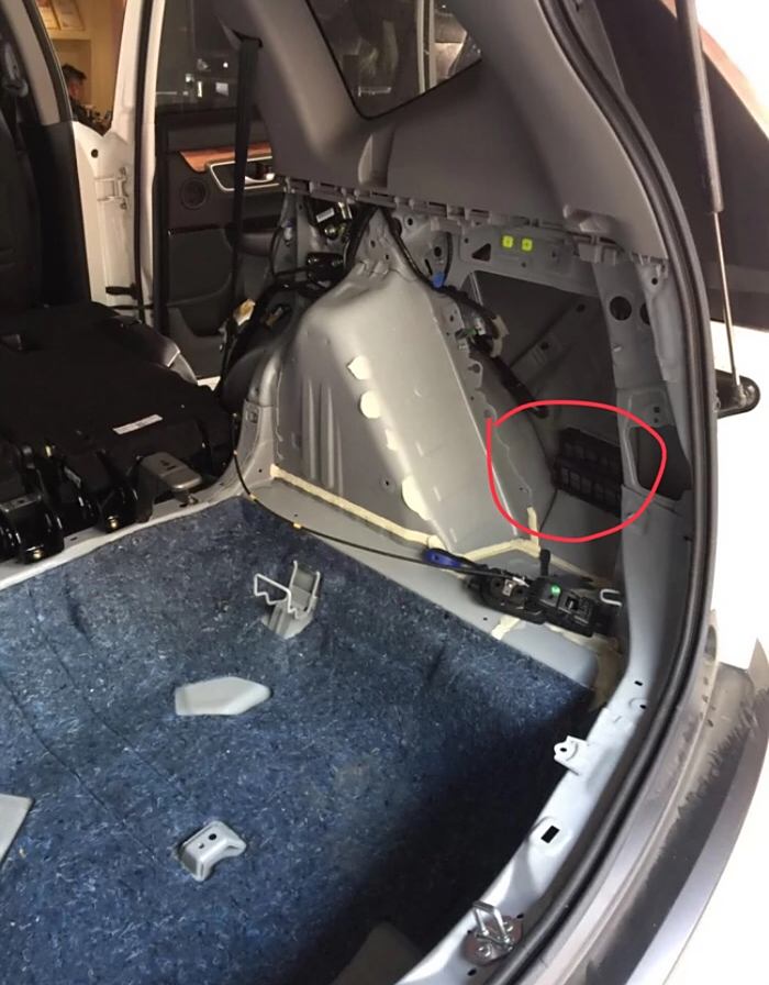 汽车后备箱通气孔图片