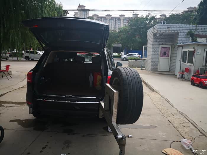 途锐自己设计制作后备胎架后