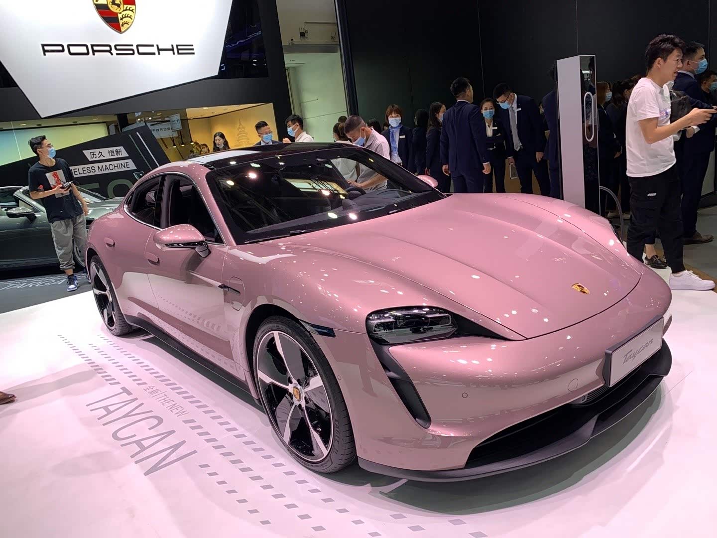 美女们最爱的颜色!保时捷 taycan