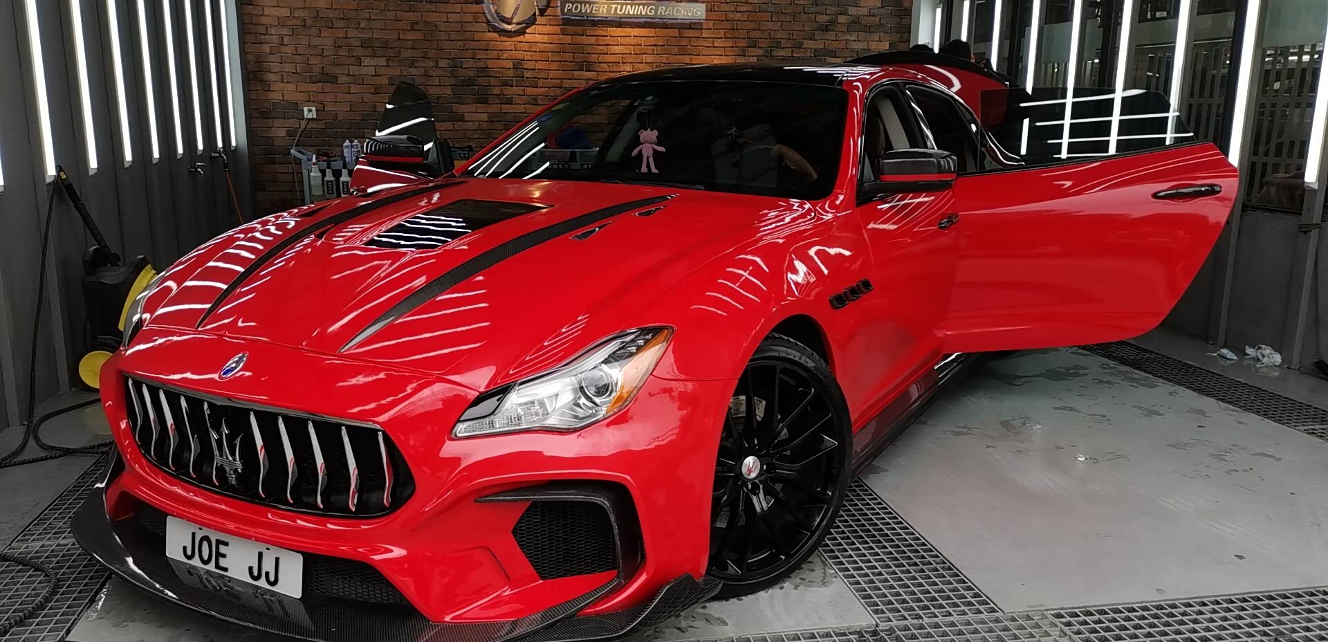 玛莎拉蒂总裁改装21寸轮毂加v8发动机盖全车换包围