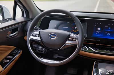 双幅方向盘,加入了大量的金属装饰