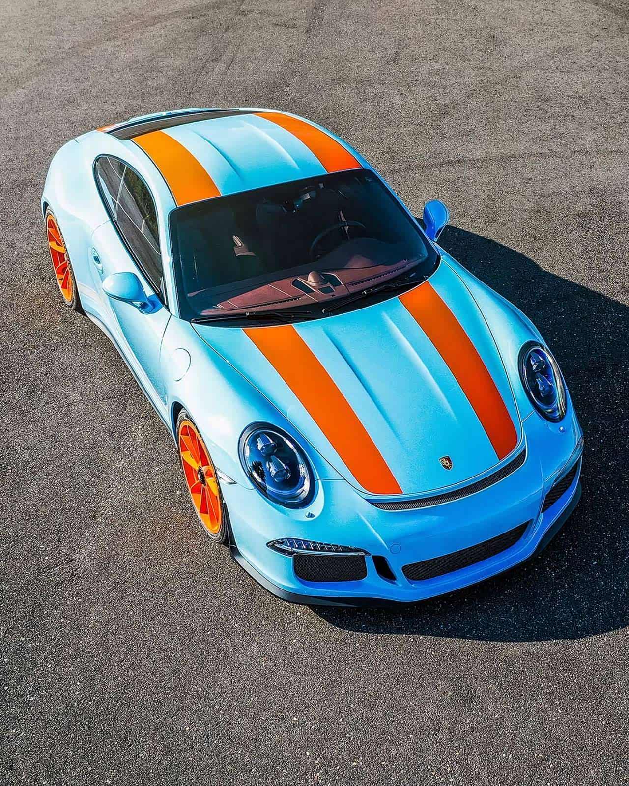 gulf涂装的保时捷 911r,在阳光下真的很亮眼