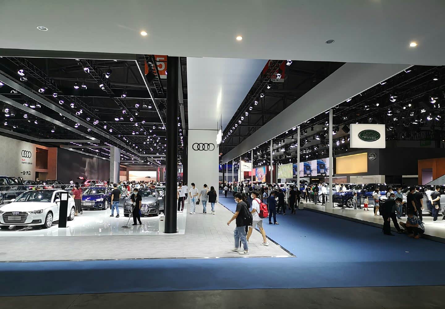 2020成都车展# 迈不开腿.