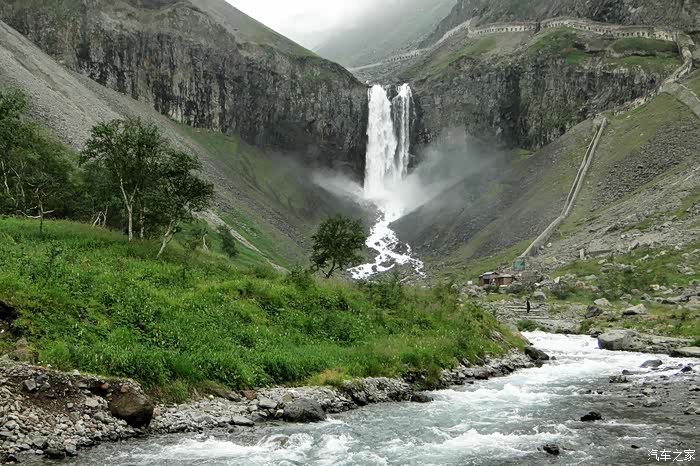 视频分享长白山瀑布下泄的湍急流水