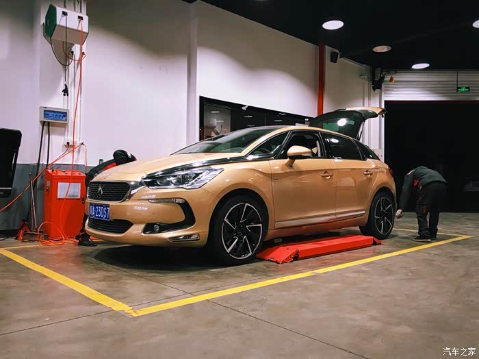 新年新气象,ds5更换19寸混动版轮毂作业