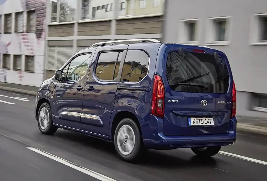 丰田proace city侧面的线条非常的流畅!