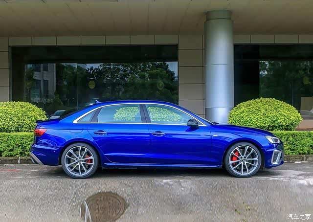 侧面硬朗的线条搭配深蓝色的车漆很有豪华汽车的魅力