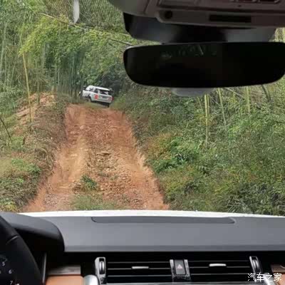 真实的山间泥泞道路同样表现出色,目测这个坡有20度以上,如果是雪天前