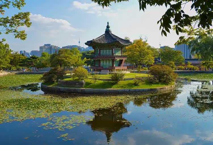 青瓦台背靠韩国颇具王者气派的名山—北岳山
