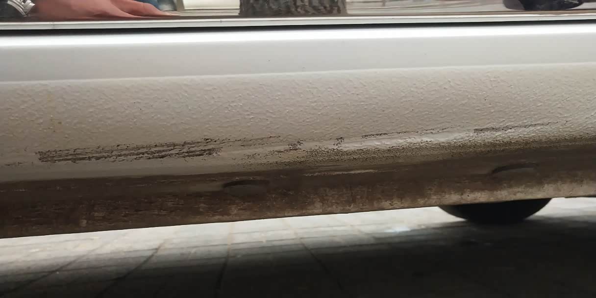 侧裙边凹进去了掉漆了这个怎么处理