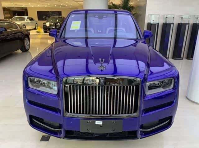 蓝色劳斯莱斯库里南,欣赏一下.