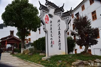 诗人小镇又称小杭州,四面环山抱水,素有宜居村庄