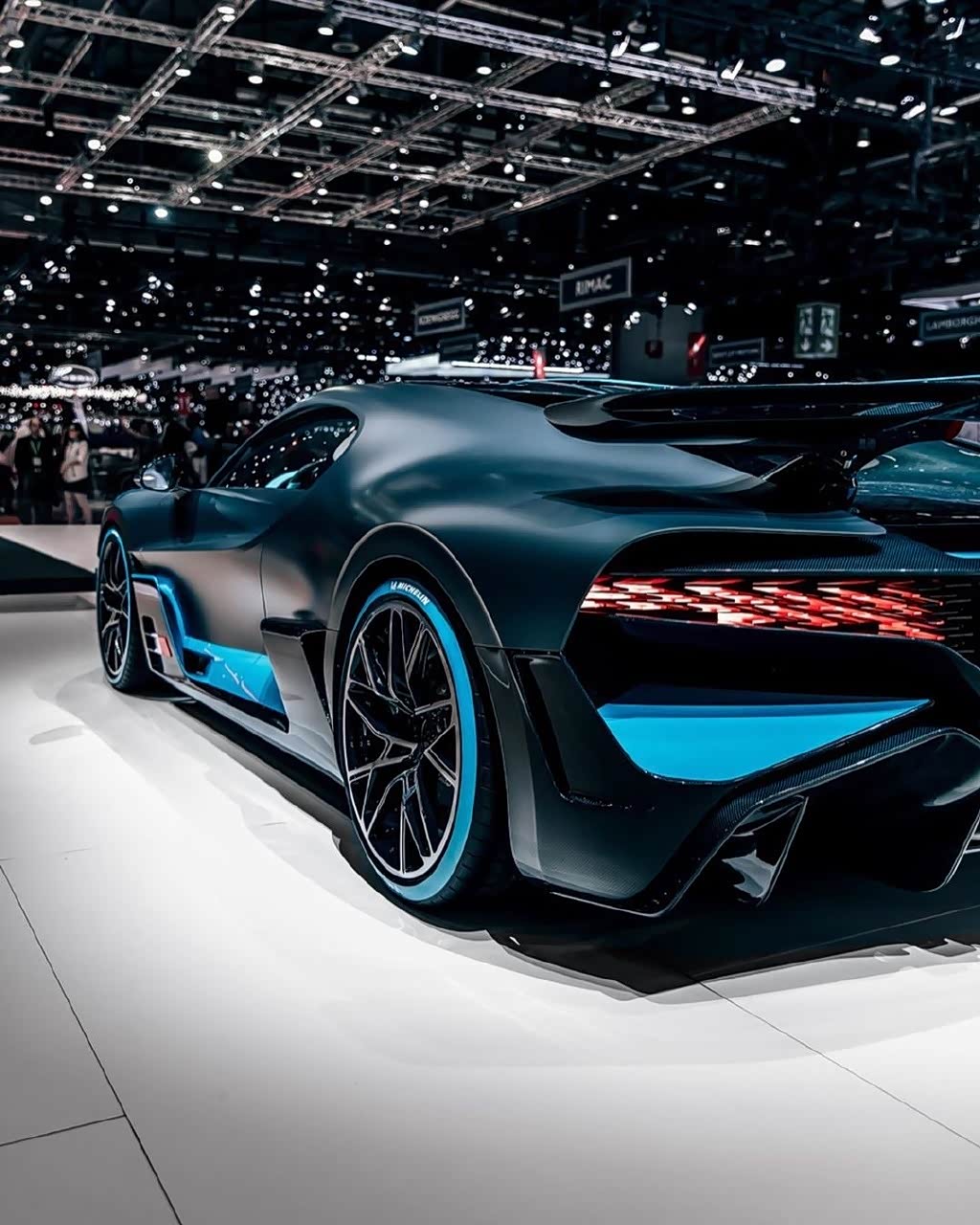 能让我奔跑的,除了大雨就是你:布加迪divo