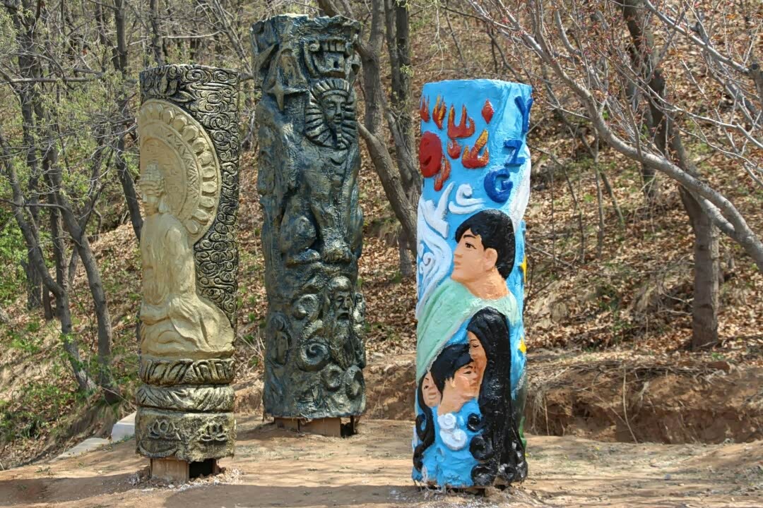 春风中屹立的雕塑,文艺范儿十足.