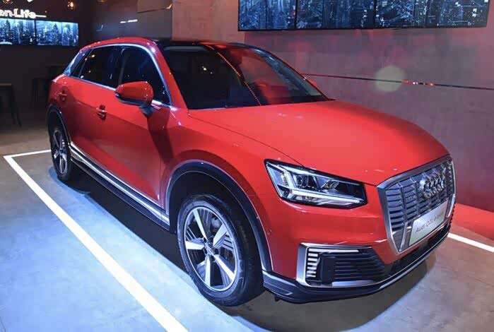 车展上的红色奥迪q2l既运动又喜庆