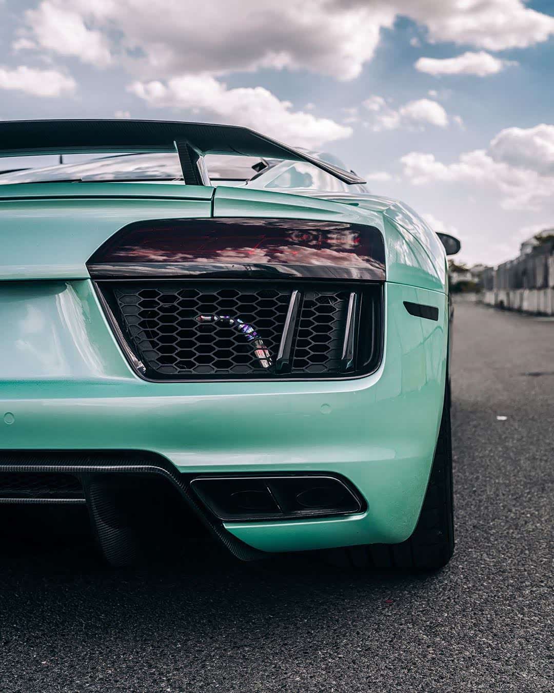 奥迪r8v10plus薄荷绿和这个夏天很配