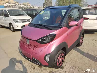 陪朋友来车城看车走到宝骏店刚见销售在洗这台宝骏e100粉色女系女孩子