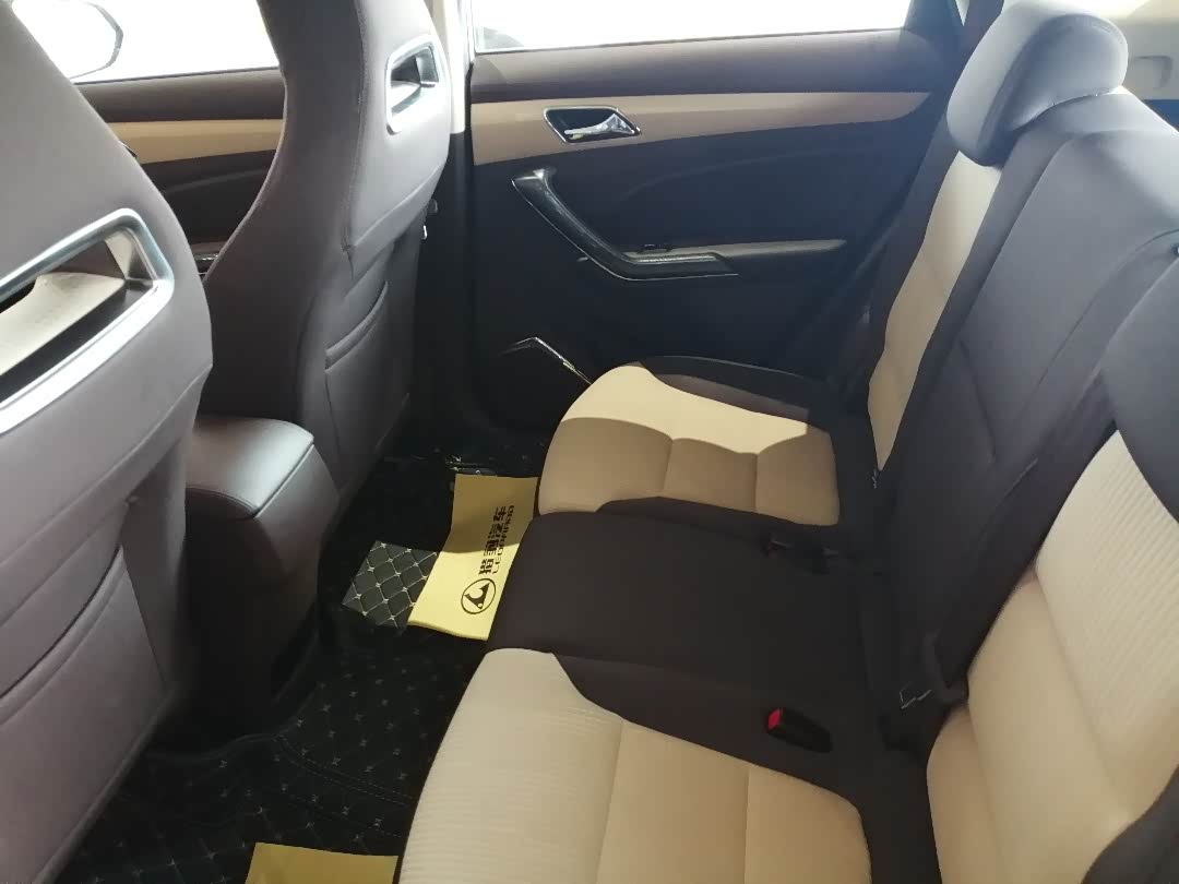 后面座椅,膝部空间比较宽敞