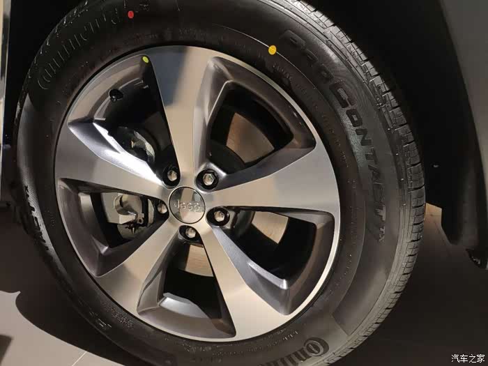 休息日,闲逛jeep看全新自由光.