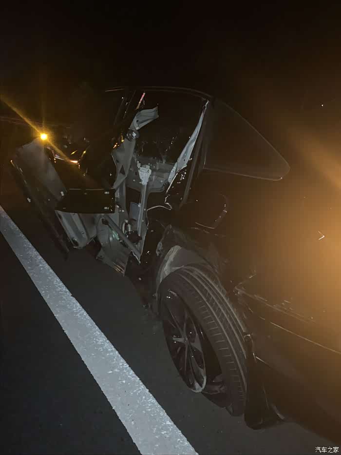 我的骚蓝vv7在高速上120左右时速撞车并翻车经历