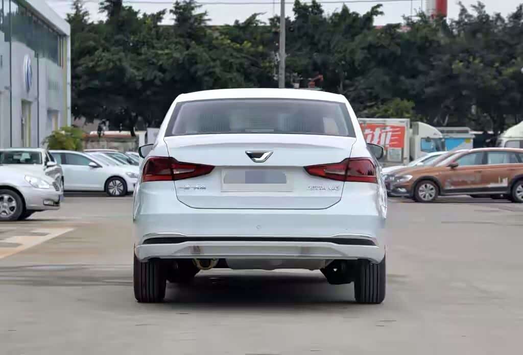 图 前脸采用了大面积的点阵式中网,车标也换成全新的"j"字形车标