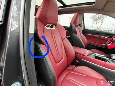 爱车左右头部气囊位于前排座椅侧方,蓝色圈里为气囊标识