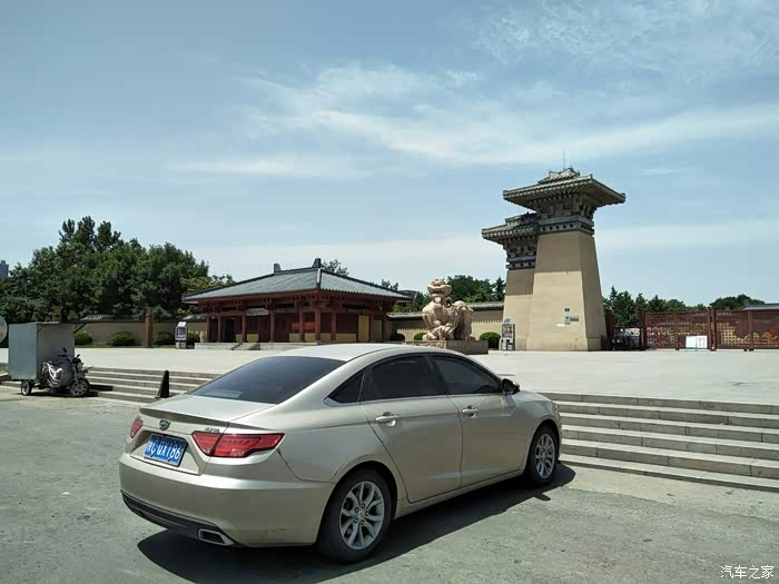 时尚大气吉利帝豪gl暂停在赵苑南门正中央秀一波