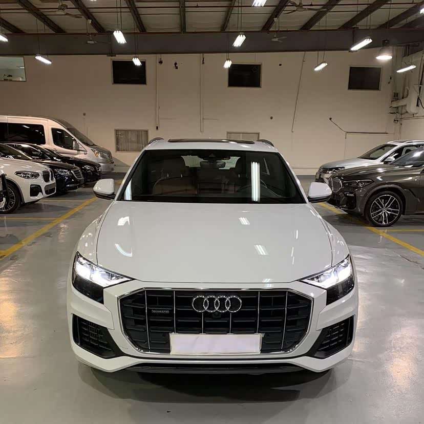 全新的奥迪q8白色的非常的洁净,很漂亮.