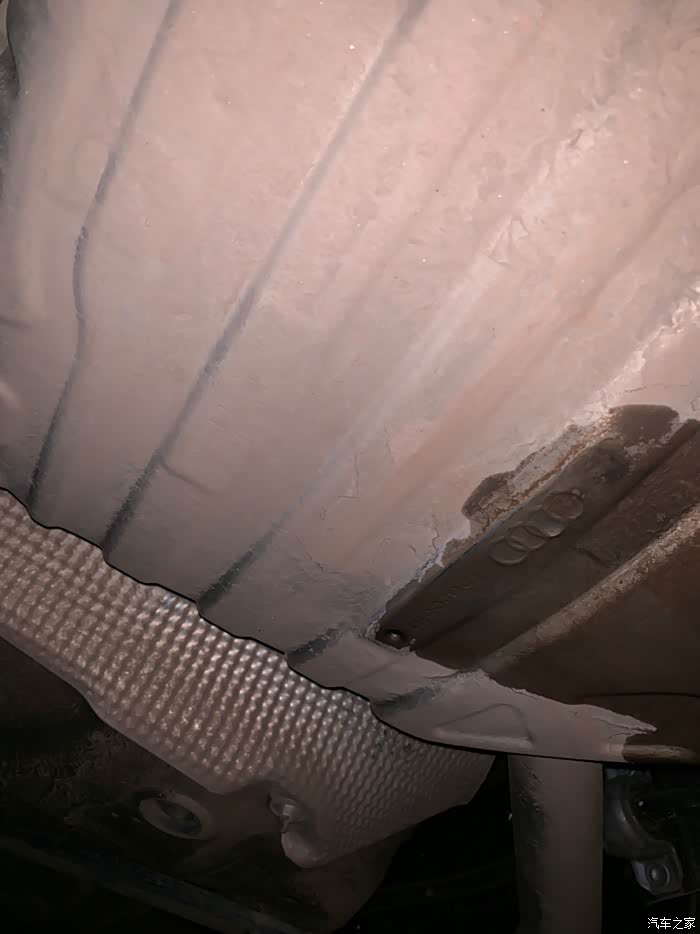 尾箱下面的排气管箱子滴水是否正常