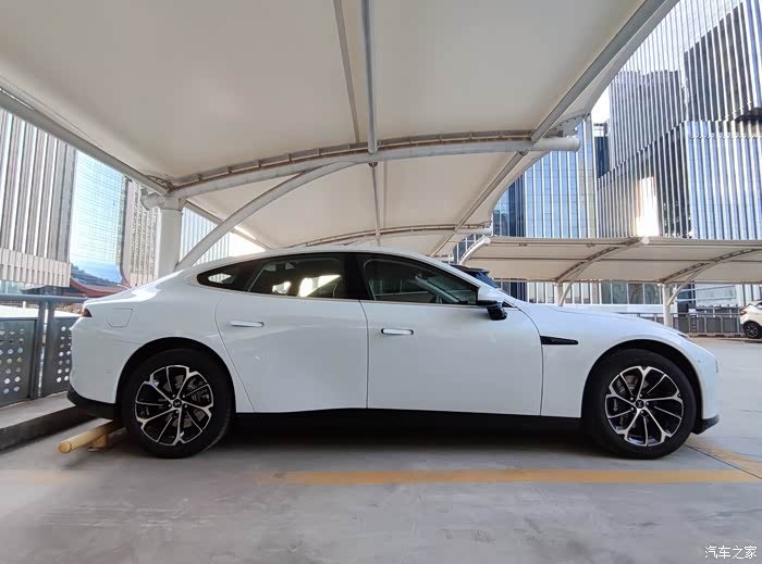 白色就是好看小鹏p7两驱提车作业附带选车心路历程