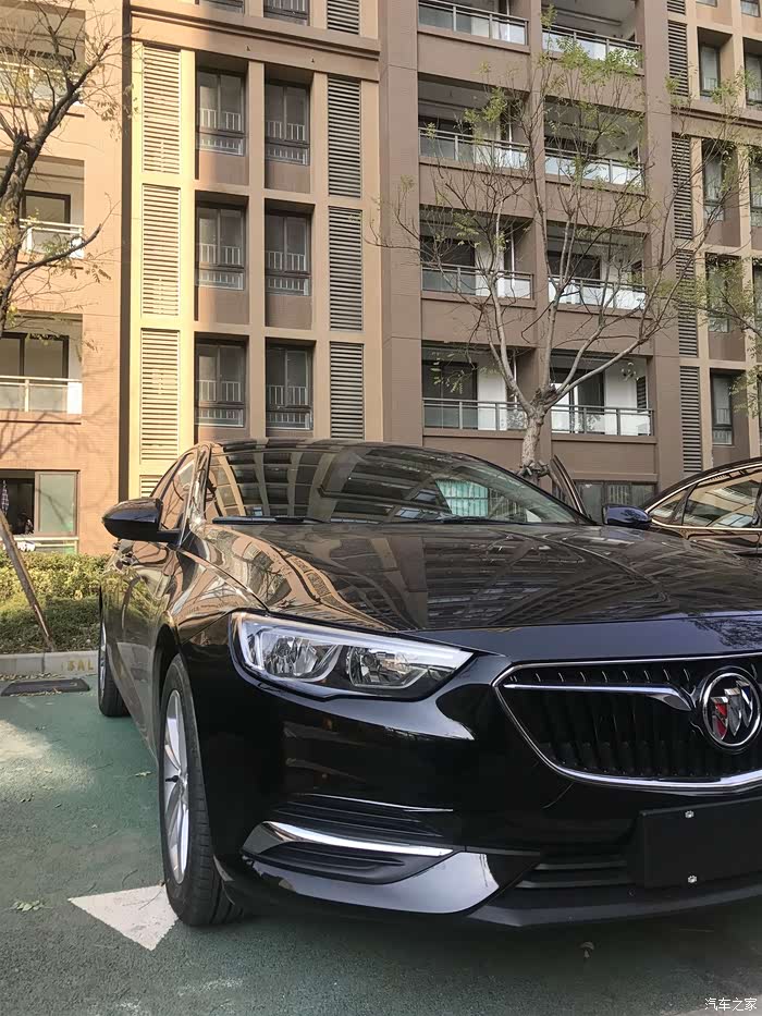 家中喜添第二辆车墨玉黑君威