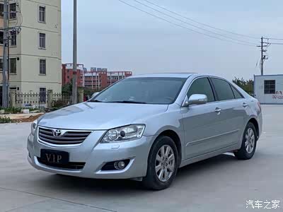 银色的经典凯美瑞现在看着还是很新呀.