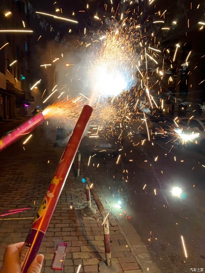 时候放的烟花,每年如既往的还是这些,我还没大,我还是个孩子,欢天喜放