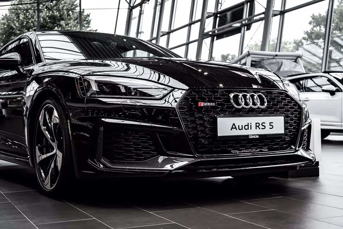 亮黑色奥迪 rs5 coupe,更加耀眼动人