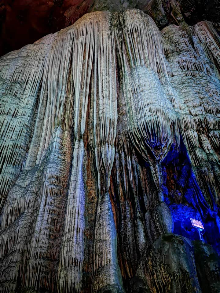 游玩桂林地下溶洞的世界打卡银子岩