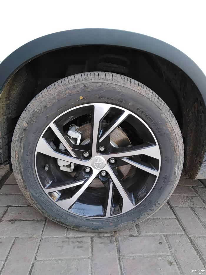 还喜欢点的轮毂,好看而且跑起来稳,车内噪音控制的也好.