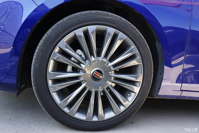 银灰色的铝合金轮毂,造型美观大方,豪华质感扑面而来