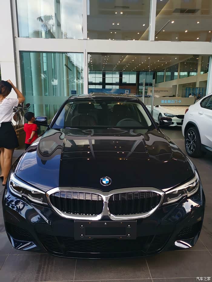 一大波炭黑宝马新3系高清图定了炭黑10月底提车